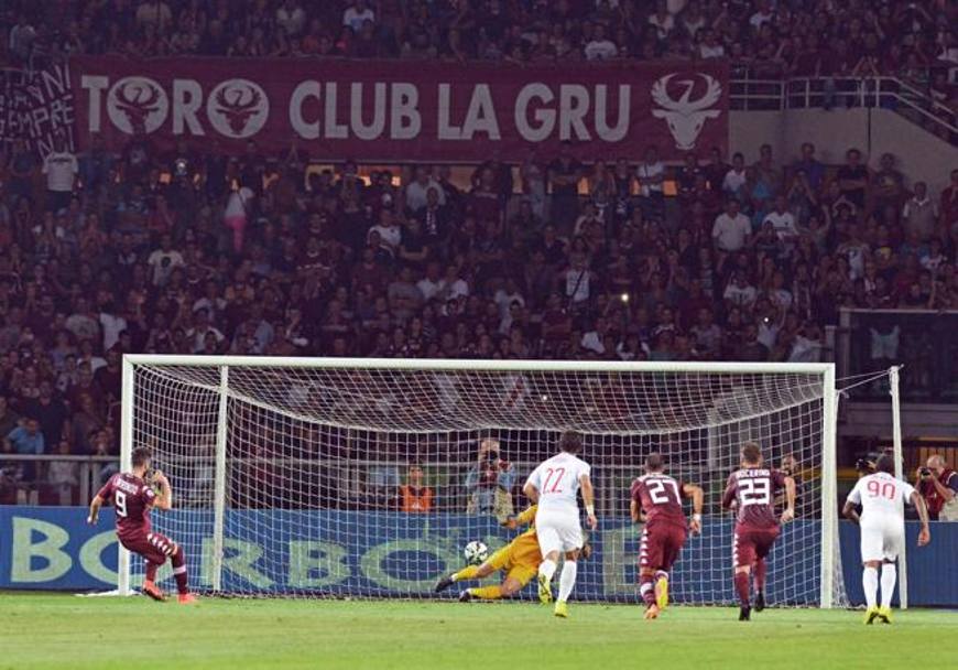 I tifosi del Torino assistono impietriti al rigore fallito dal proprio attaccante (Ansa)